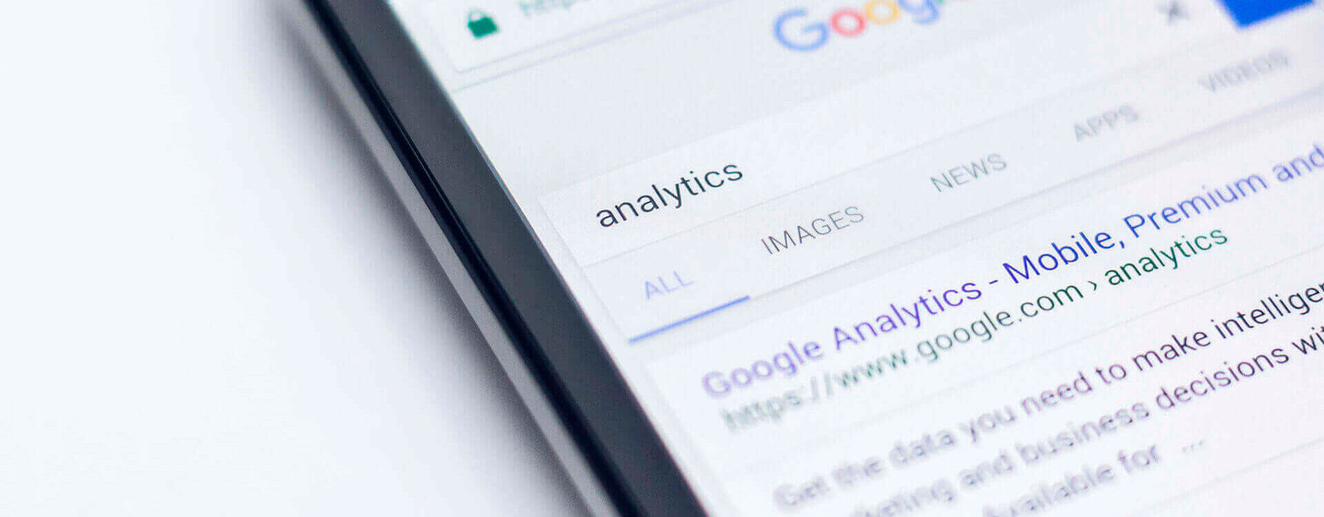 telemóvel com uma busca google por analytics